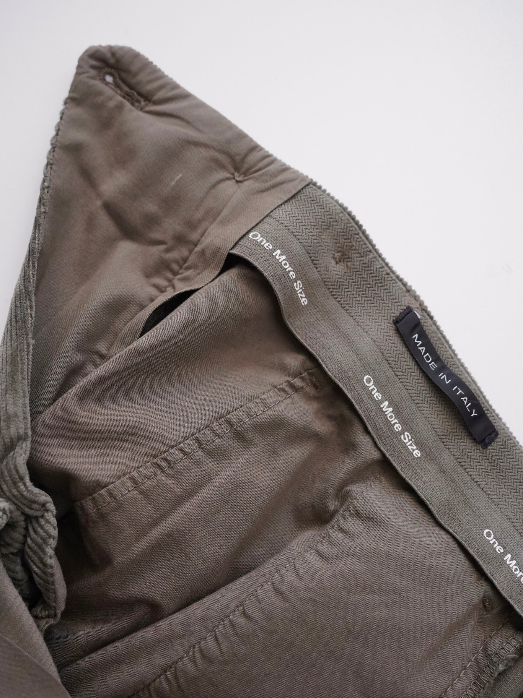 Schlammfarbene Cordchino